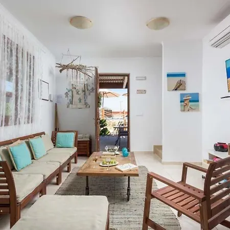 Sleeps 4 Pool Air Con Wifi *