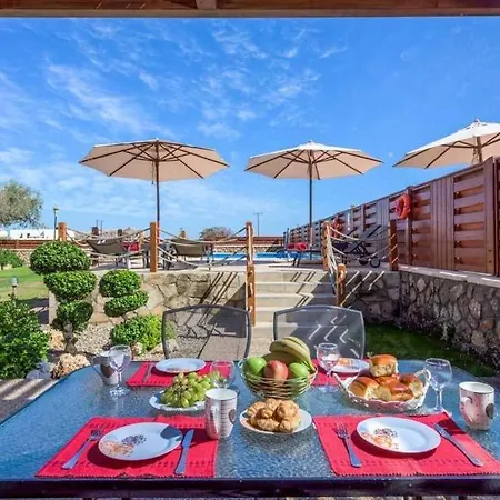 Sleeps 4 Pool Air Con Wifi *