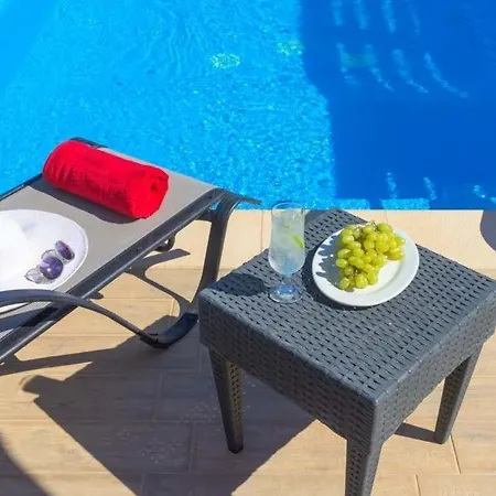 Sleeps 4 Pool Air Con Wifi Villa *