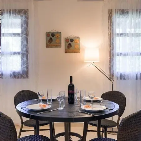 Sleeps 4 Pool Air Con Wifi * Líndos